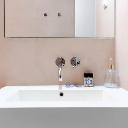Plum Guide - Gilt Rose リスボン