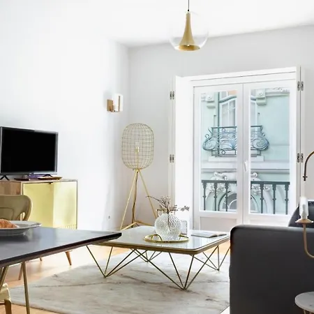 Plum Guide - Gilt Rose Lisbon