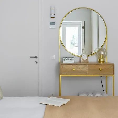 Plum Guide - Gilt Rose Lisbon