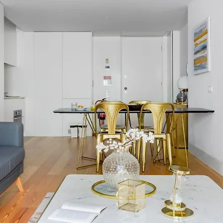 Apartment Plum Guide - Gilt Rose Lisbon